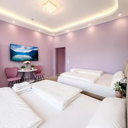 Luxury With River View Apartmán *